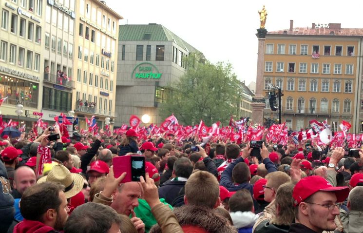 Meisterfeier FC Bayern 2013 auf dem Marienplatz